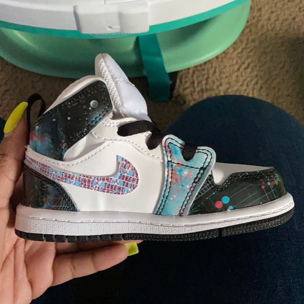 Never worn jordan 1 mid !!